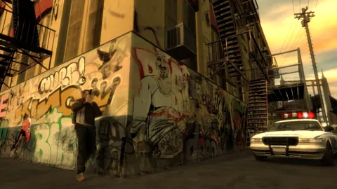 Niko carefully moves around a corner where a cop car awaits.