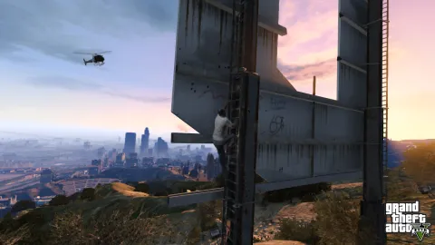 LSPD chopper comes for Trevor on the Vinewood sign