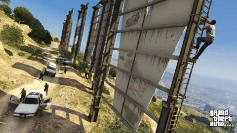 Sheriffs try to get Trevor off the Vinewood sign